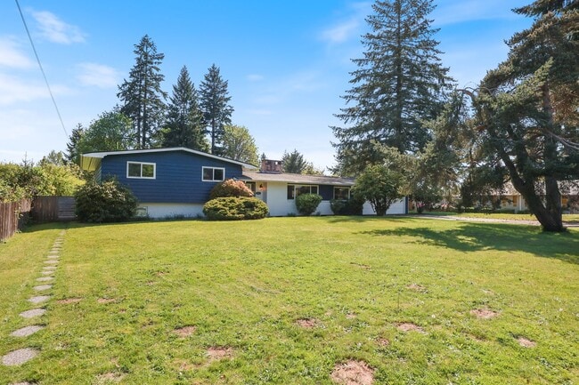 Building Photo - Room to roam! 3 bed, living, dining, den, ...