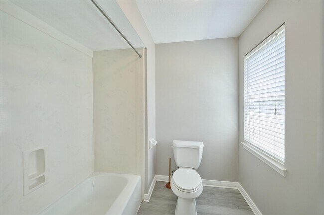 Building Photo - 725 River Plantation Dr
