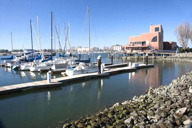 Building Photo - BEAUTIFUL TOP FLOOR  1 BED 1 BATH CONDO W/...