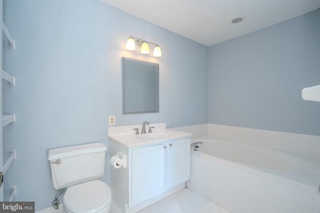 Building Photo - 128 S Barrow Pl