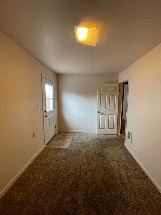 Building Photo - Nice 4 bedroom, 2.5 bath home featuring 1,...