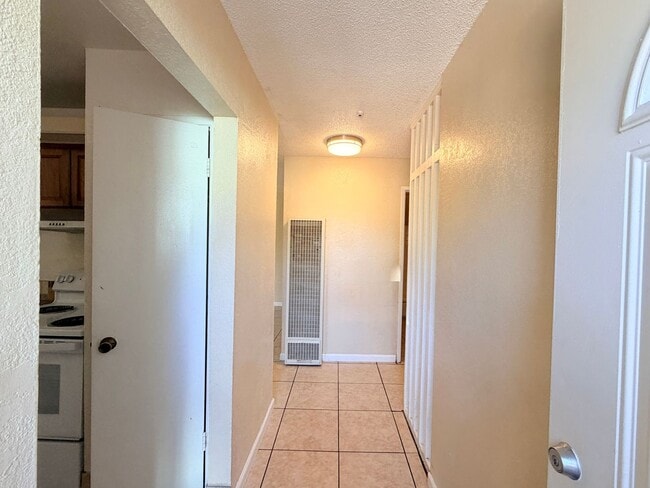 Building Photo - Comfortable 2BD/1BA with water&garbage Included in Santa Rosa