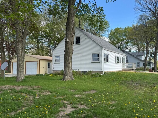 Building Photo - 6809 IL-71