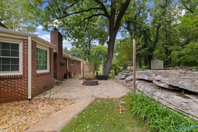 Building Photo - 820 Tannahill Dr SE