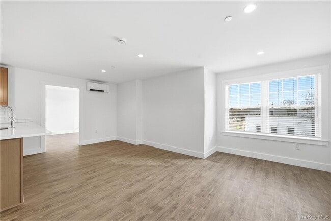 Building Photo - 180 Deer Park Ave