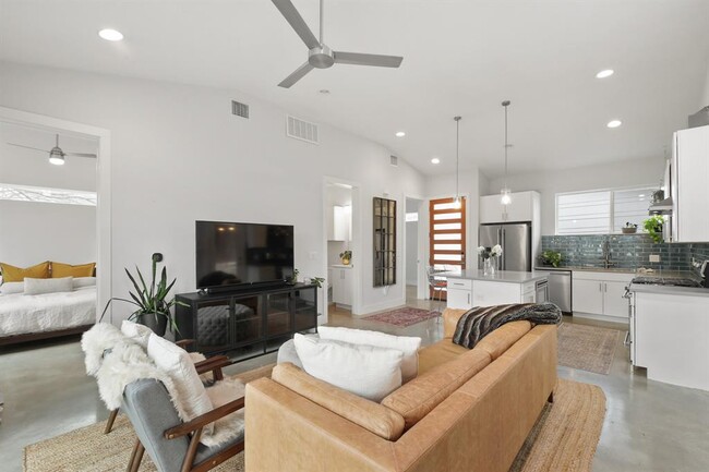 Building Photo - 1703 Perez St