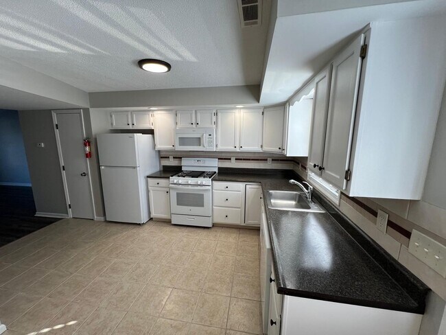 Building Photo - New 2 BR First Floor Condo in Wernersville, PA Available in June