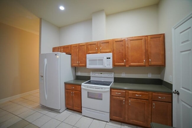 Building Photo - 5560 Hampton Hill Cir