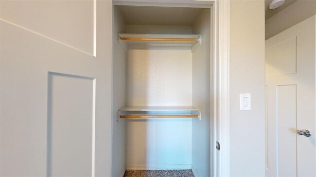 Building Photo - 914 Fairview Ave