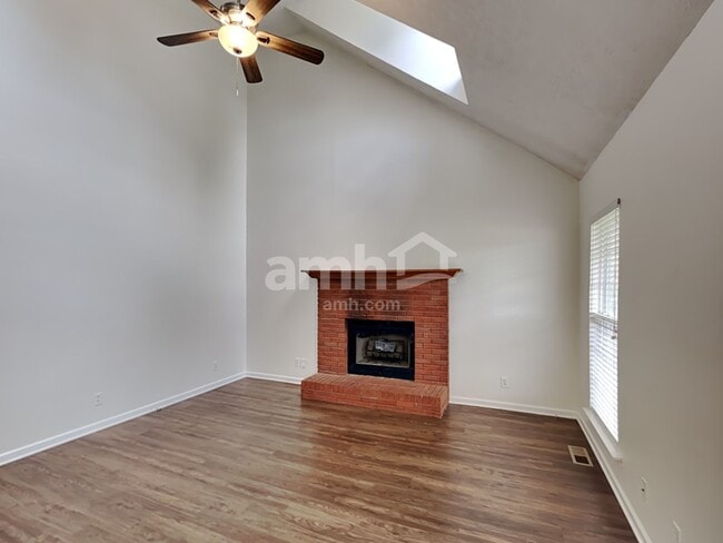 Building Photo - 204 Creekwood Dr