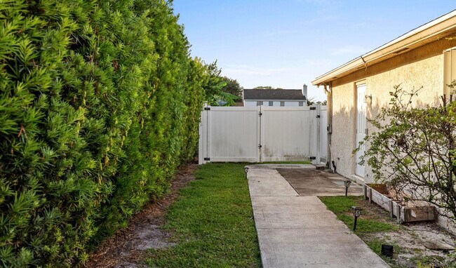 Building Photo - 141 NE Naranja Ave