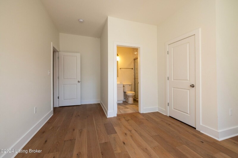 Building Photo - 426 E Oak St