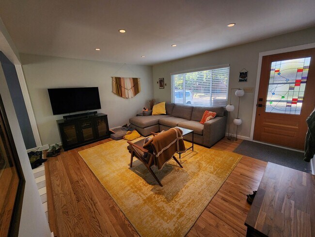 Building Photo - Updated 3 Bedroom (4th non-conforming), 23...