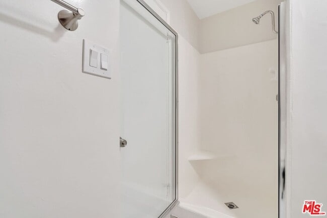 Building Photo - 1110 S Oakhurst Dr