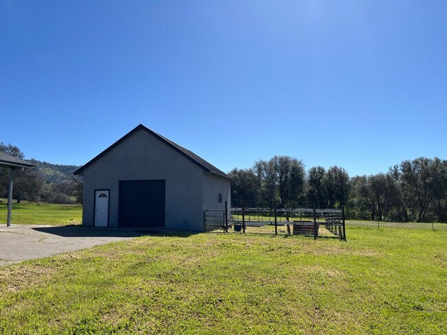 Building Photo - Beautiful Foothil Views Available Now!