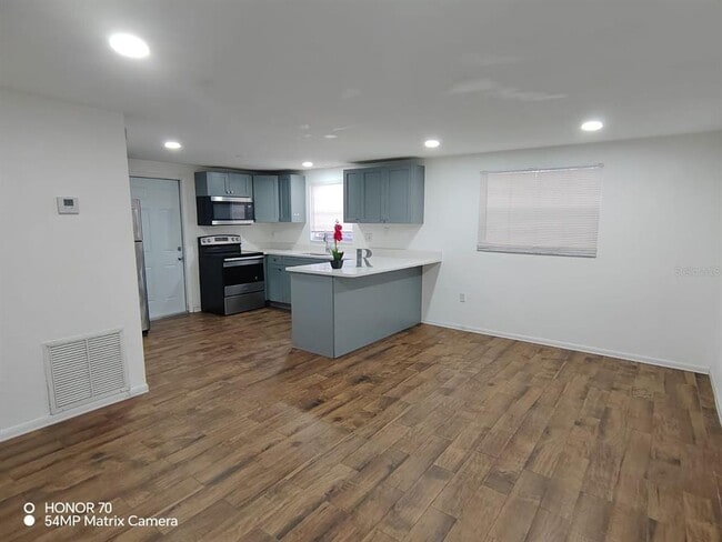 Building Photo - 1103 33rd Ave W