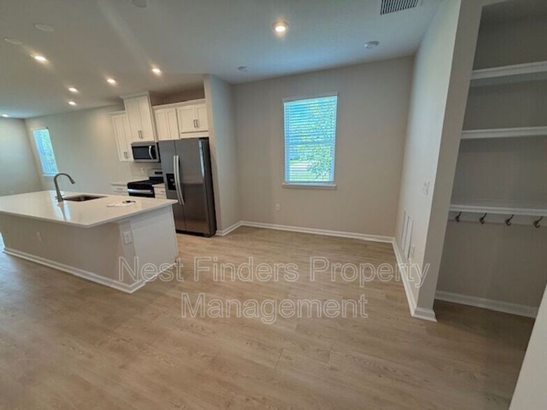 Building Photo - 299 Spruce Hl Pt