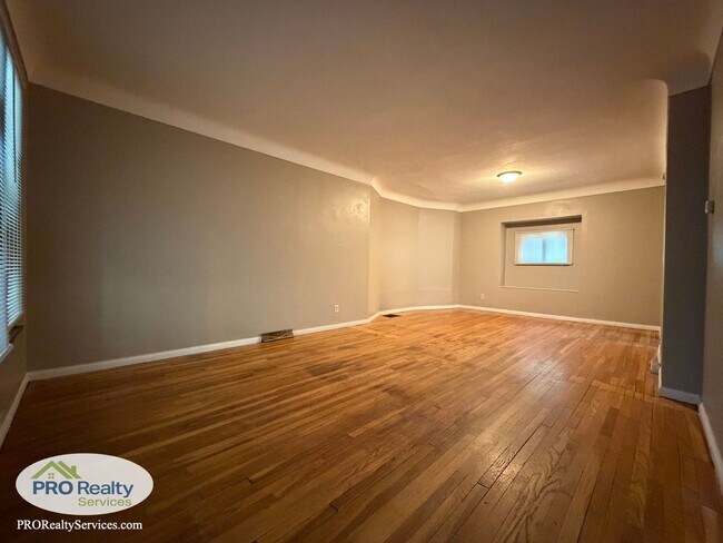 Building Photo - Charming 3 Bedroom Home