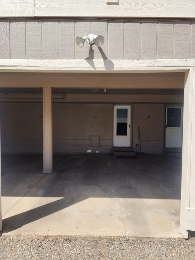Building Photo - Updated 3 Bedroom Townhome in Great Area!