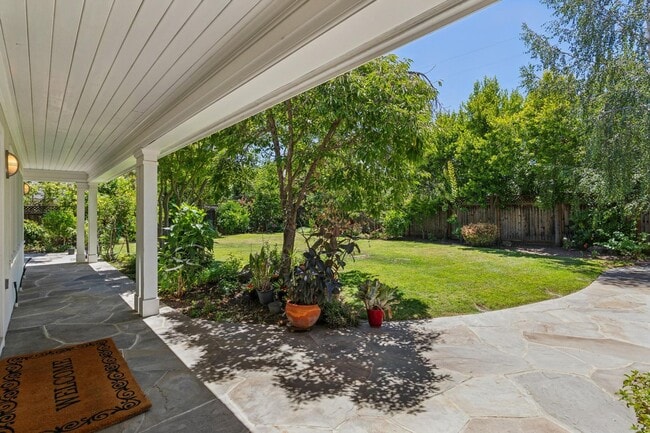 Building Photo - Beautiful, Old-World-style Home in the Heart of Central Menlo Park