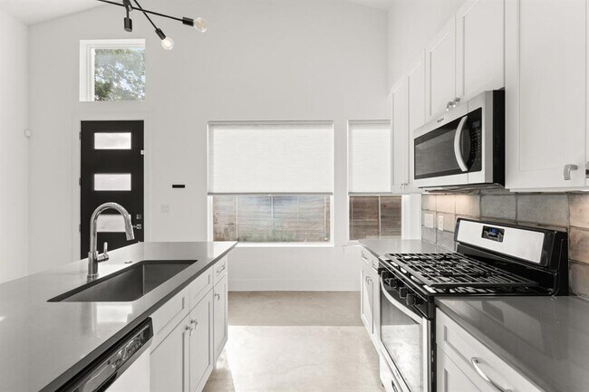 Building Photo - 6201 Caddie St