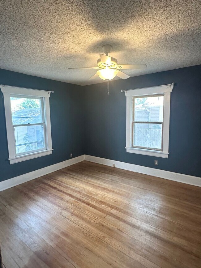 Building Photo - Charming 2-Bedroom, 1-Bathroom Home with Fenced Backyard & Detached Garage!