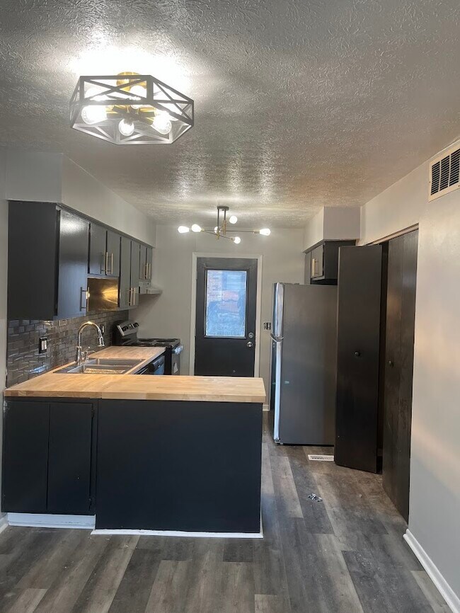 Building Photo - 5174-5174 Belle Isle Dr