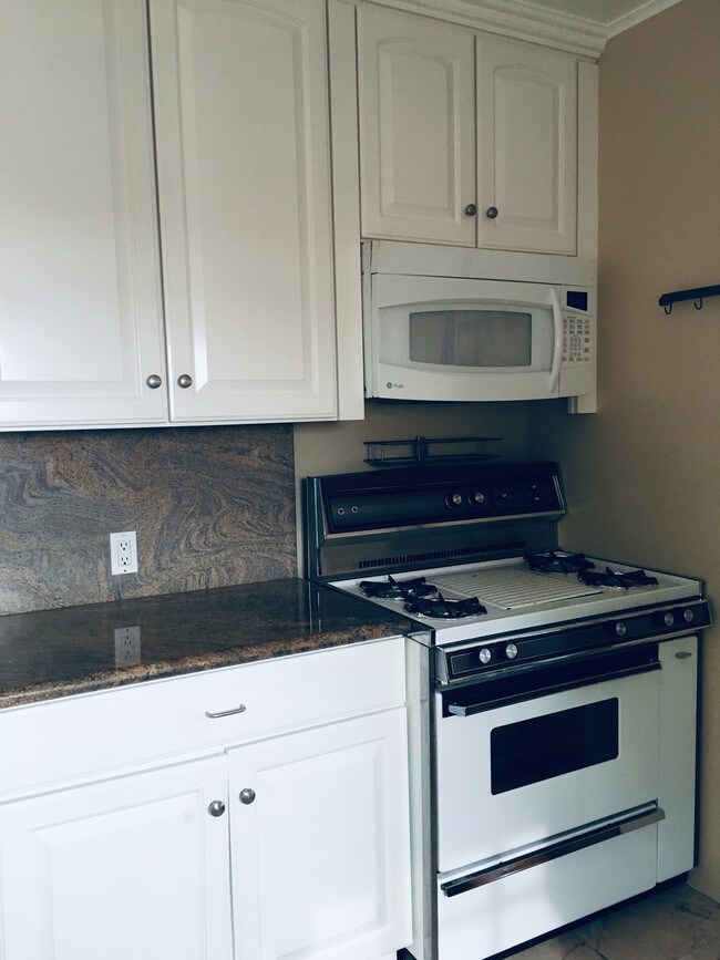 Kitchen with stove/ oven - 844 N Laurel Ave