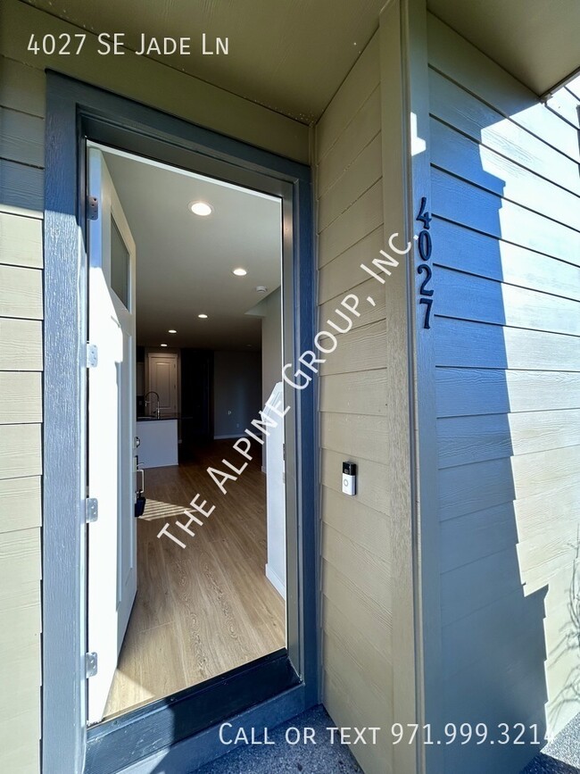 Building Photo - Hillsboro Townhome - Two Comfortable Suites!