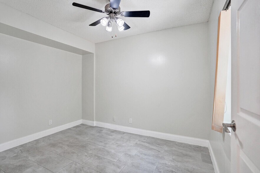 Building Photo - 4260 Village Dr