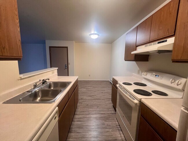 Building Photo - Spacious Two Bedroom Upper Apartment with Laundry in Unit!
