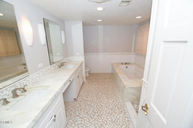 Building Photo - 545 N Avocado Pl