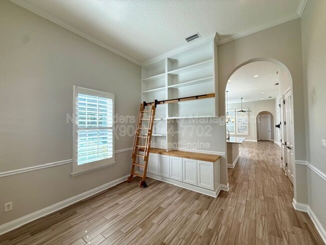 Building Photo - 628 Town Plaza Ave