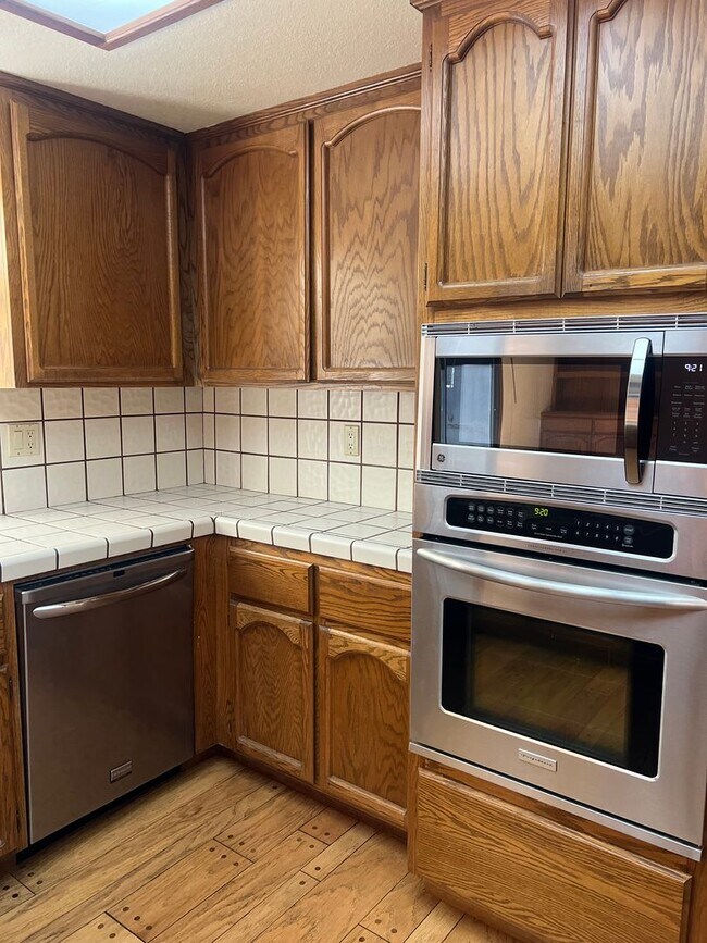 Building Photo - 3 BEDROOM/2 BATH EAST ROSEVILLE BEAUTY W/P...