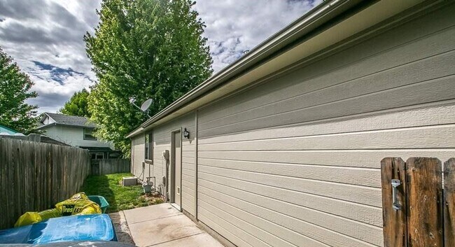 Building Photo - Spacious home in a fabulous location!