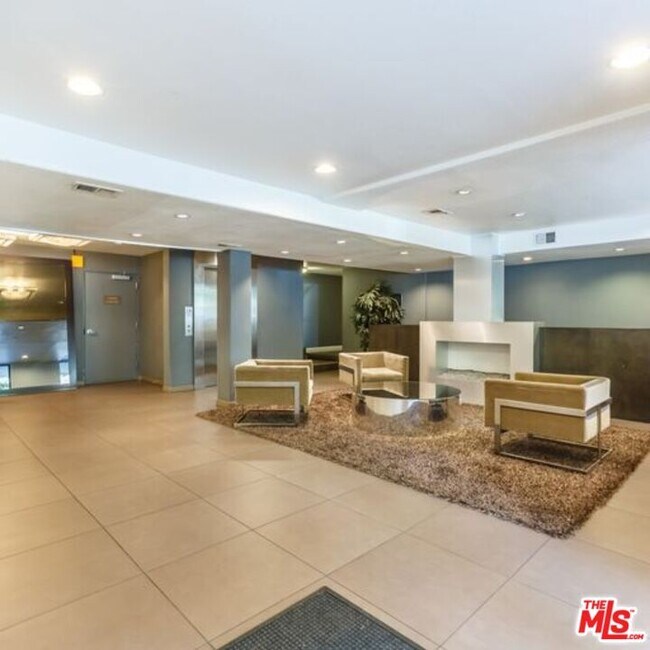 Building Photo - 141 S Clark Dr