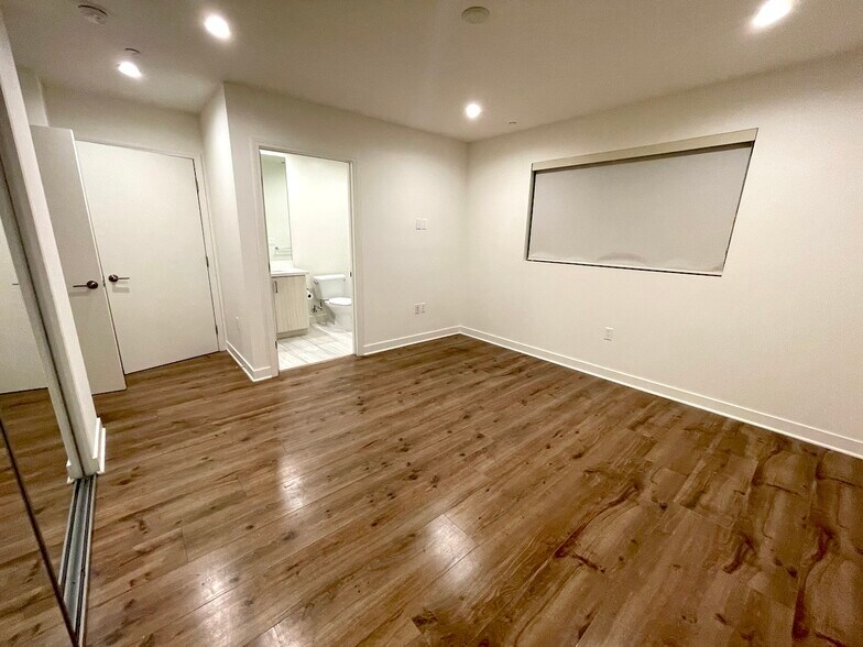 Building Photo - 6143 Fountain Ave