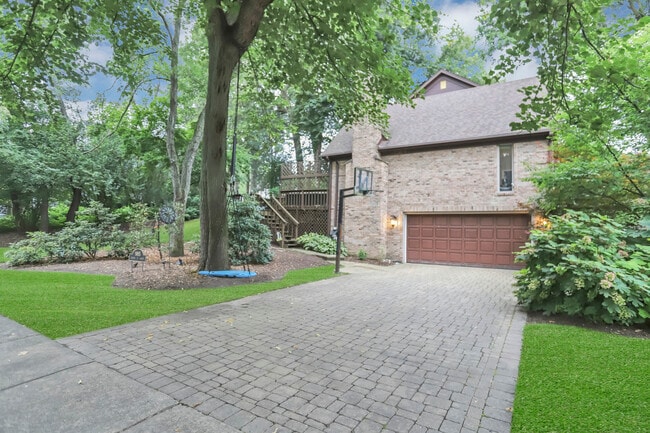 Building Photo - 985 Chapel Ct N