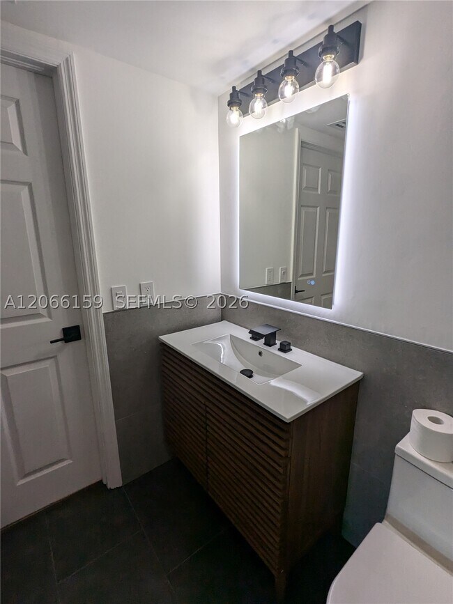 Building Photo - 1155 Brickell Bay Dr