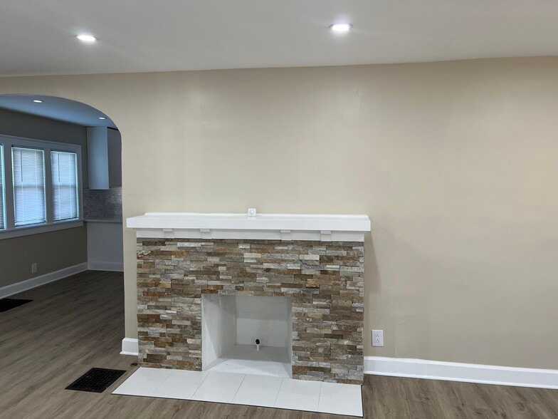 Building Photo - 623 W 40th St