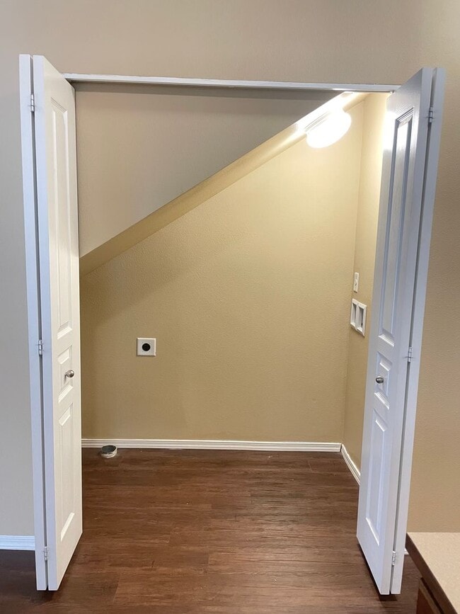 Building Photo - BEAUTIFUL 2 BEDROOM TOWNHOME IN SOUTH SALEM HILLS!