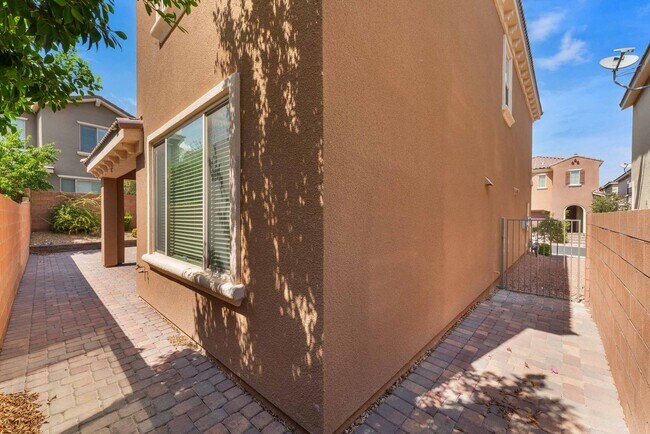 Building Photo - Spacious Modern Home!