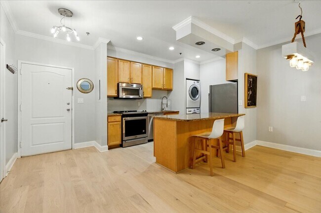 Building Photo - Spacious 1-bedroom, 1-bath condo