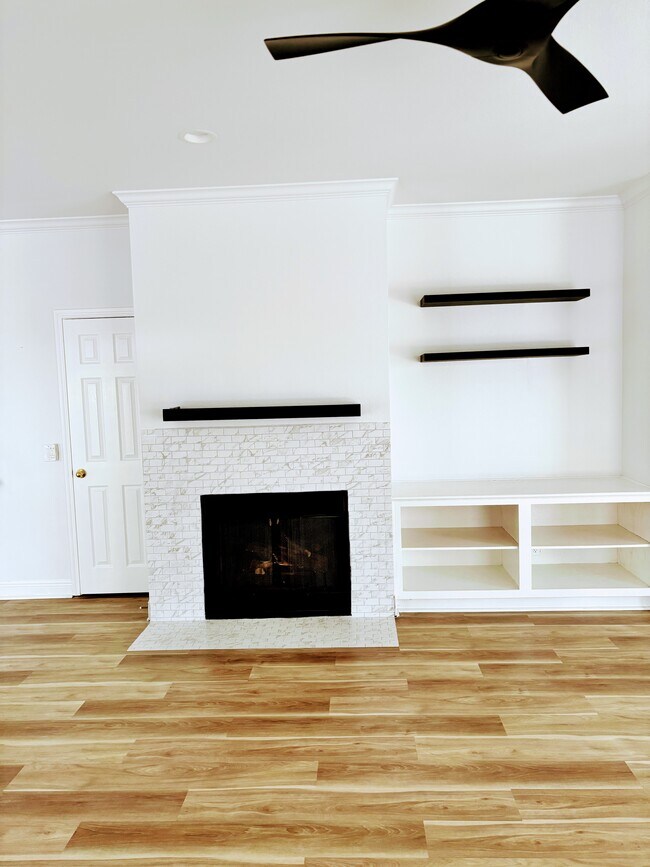 Building Photo - 412 Bradfield Dr