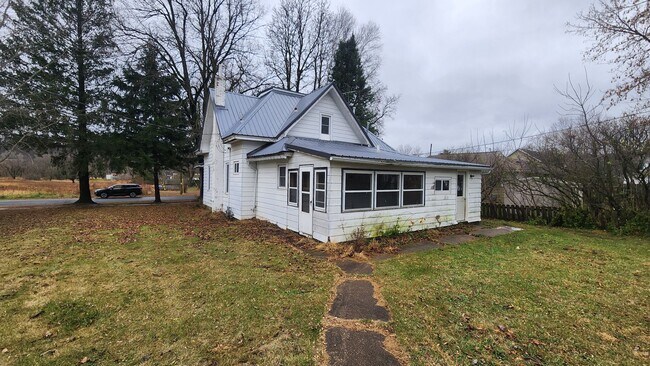 Building Photo - 3 Bed 1 Bath Home with Garage