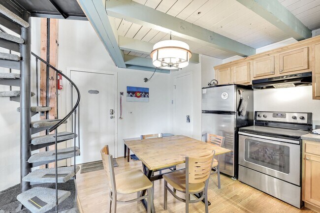 Building Photo - FREE MONTH RENT w/ 1 Year Lease - 3rd floo...
