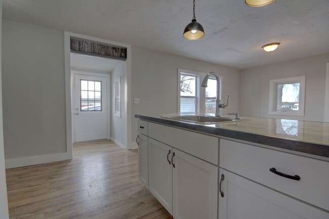 Building Photo - 2 BED 1 BATH HOUSE FOR RENT
