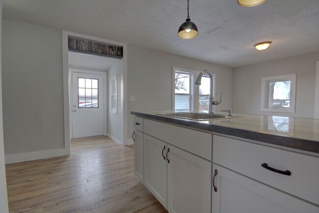 Building Photo - 709 28th St