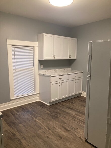 Kitchen Cabinets - 518 Walnut Ct