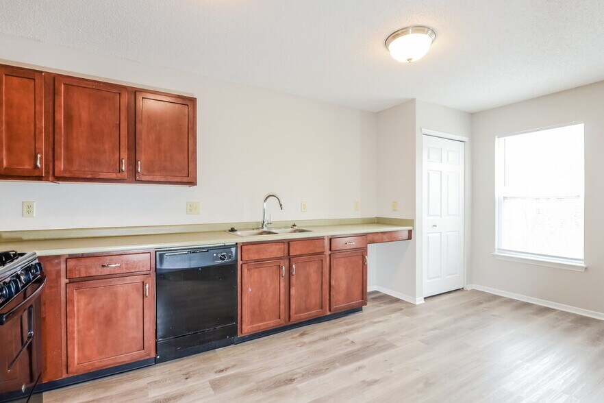 Building Photo - 2012 Southernwood Ln